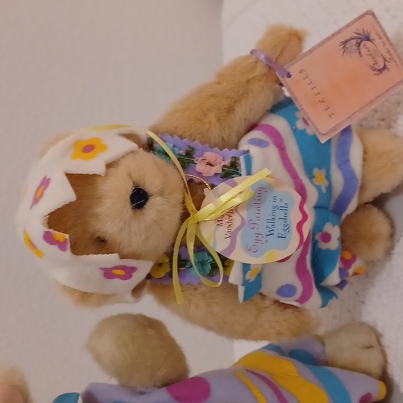 Hoppy Vanderhare Egg Painting "Walking In Egg Shells " (2) - Picture 3 of 11